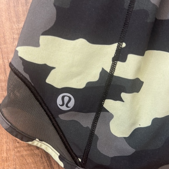 Like New Lululemon Camo Shorts Size 4 - Picture 3 of 3